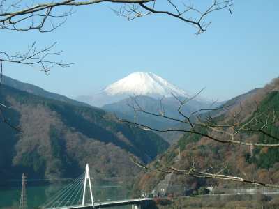 丹沢湖から望む富士山